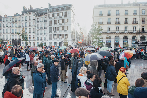 500 lagun inguru bildu dira Baionako karriketan gazatarrei elkartasuna adierazteko. (Guillaume FAUVEAU)