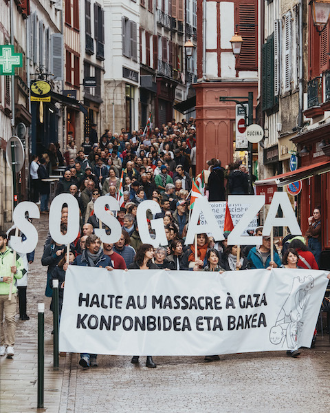 Jendarte zibileko askotariko lagunek deitu dute bakearen eta konponbidearen aldeko martxa. (Guillaume FAUVEAU)