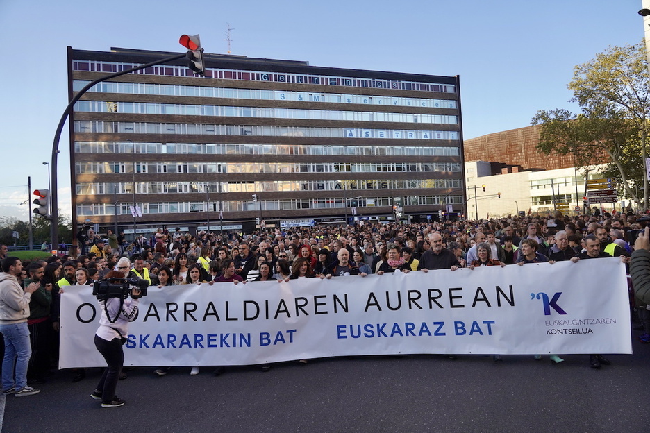 Pankarta nagusia, irteera puntuan. Pankarta nagusia, irteera puntuan.