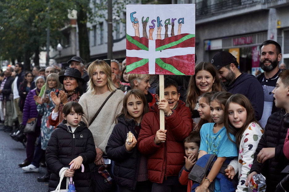 Adin guztietako jendea bildu da euskararen alde. Adin guztietako jendea bildu da euskararen alde.