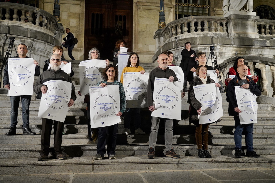 Manifestazio nazionalaren deitzaileen ordezkari batzuk, udaletxeko eskaileretan. Manifestazio nazionalaren deitzaileen ordezkari batzuk, udaletxeko eskaileretan.