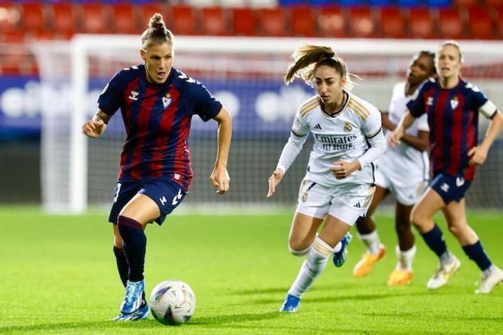 Annelie avanza con el balón junto a Carmona.