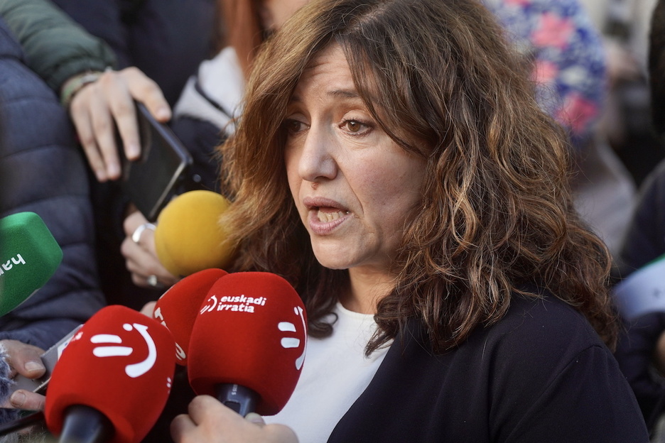 Idurre Eskisabel Kontseiluko idazkari nagusia, manifestazioaren aurretik adierazpena egiten. Idurre Eskisabel Kontseiluko idazkari nagusia, manifestazioaren aurretik adierazpena egiten.