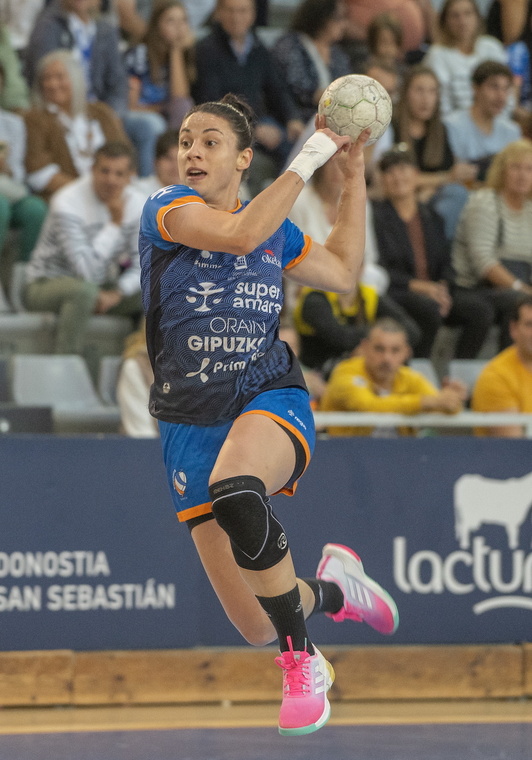 Esther Arrojeria Bera Berako jokalaria, artxiboko irudi batean.