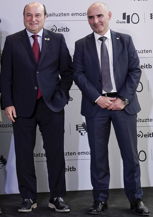 El director de EITB, Andoni Aldekoa, con Andoni Ortuzar.