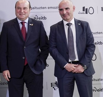 El director de EITB, Andoni Aldekoa, con Andoni Ortuzar.