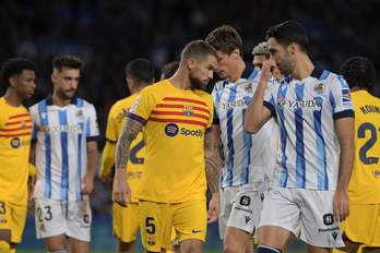 Iñigo Martínez, junto a Mikel Merino esta noche en el Reale Arena.