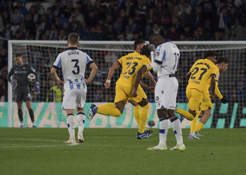 Momo Cho, que sigue sin aportar desde el banquillo, abatido mientras el Barcelona empieza a celebrar el gol de Araujo tras concederlo el VAR.