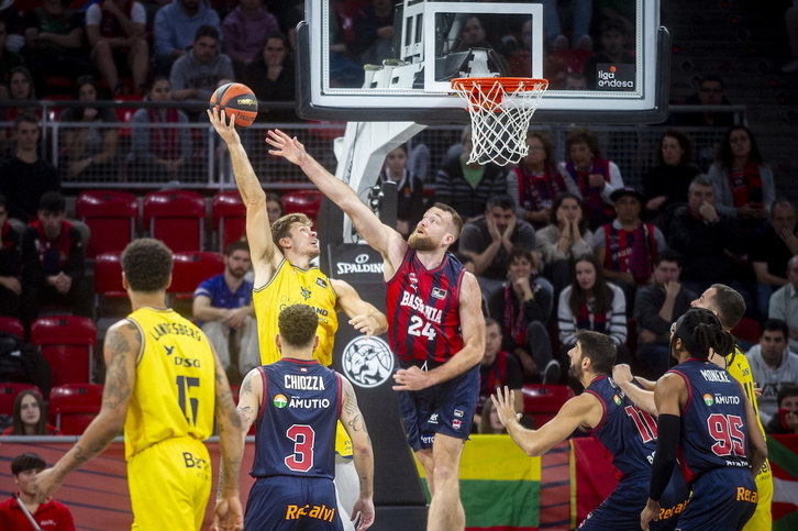 Costello intenta bloquear a un rival del Gran Canaria.