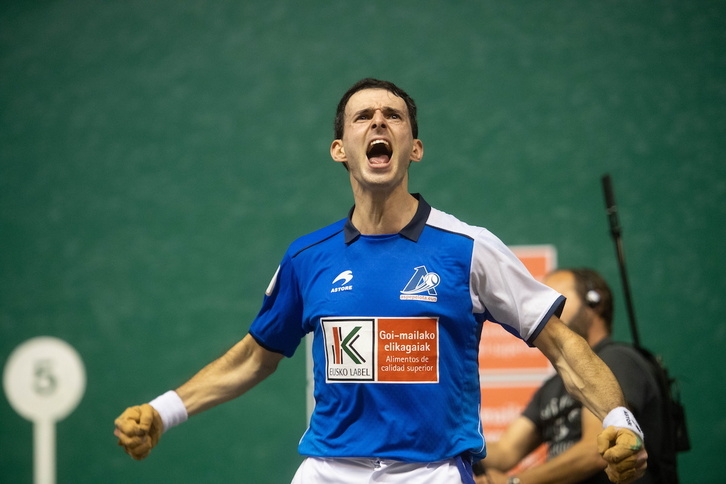 Jokin ALtuna, amorruz, garaipena ospatzen.