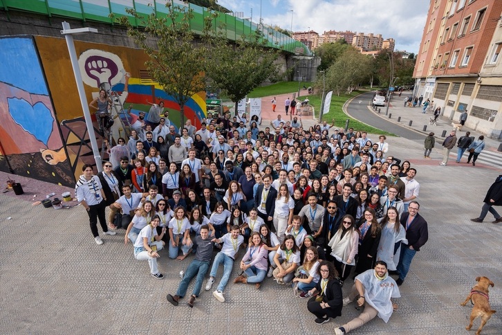 Foto de familia de los participantes en la realización del mural en el barrio bilbaino de Basurto.