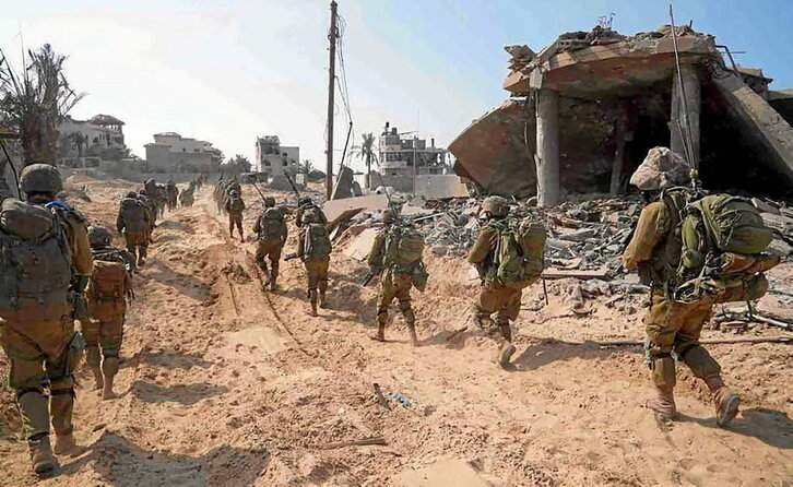 Soldados israelíes avanzan en el interior de la Franja, donde afirman haber cercado ya la ciudad de Gaza.