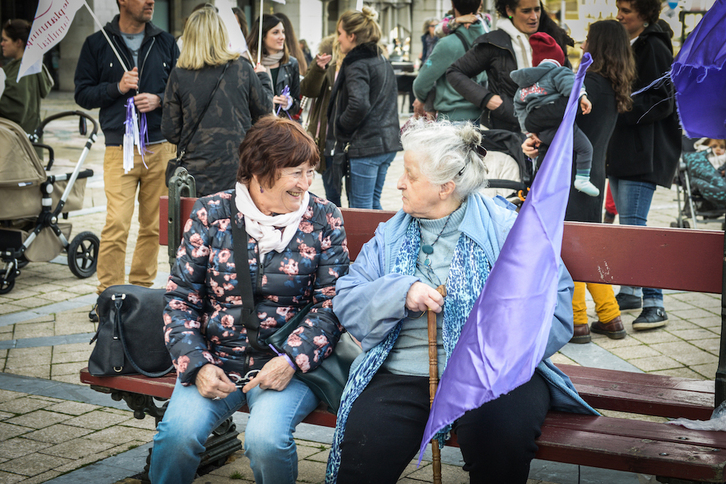 Emazte bi kalakan Martxoaren 8ko martxaren amaieran, Baionan.