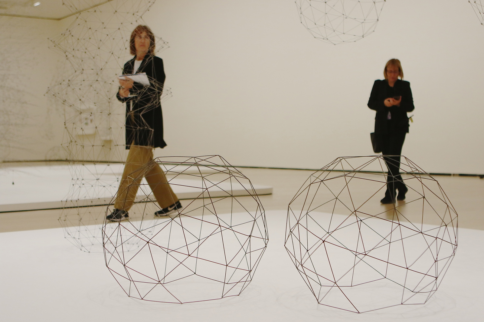Esculturas abiertas y transparentes, redes que cuelgan en el aire. Así era la obra de Gego. 