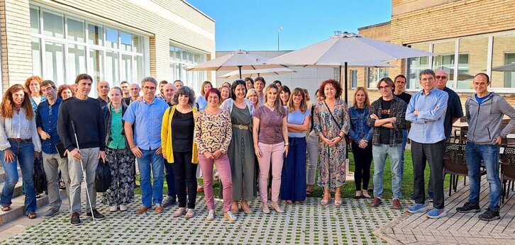 Hezkuntza Berrikuntzako jardunaldiko parte hartzaileetako batzuk, irudian