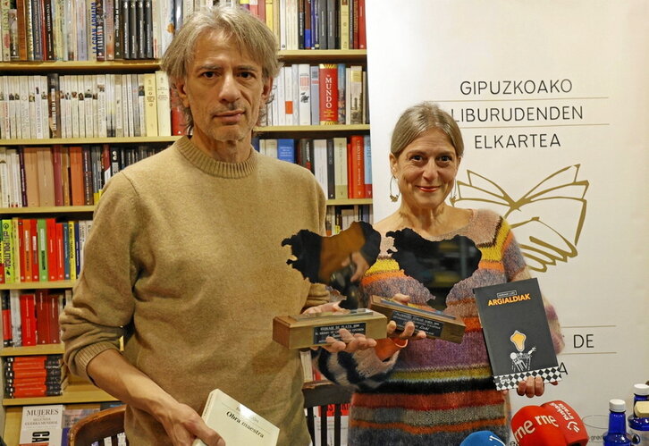 Juan Tallon eta Miriam Luki, beren liburu eta sariarekin, atzo Donostian.