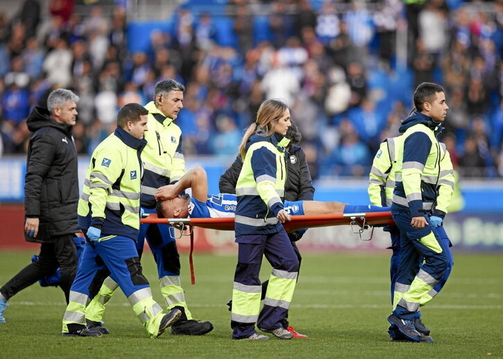 Aleksandar Sedlar, retirado en camilla después de lesionarse.