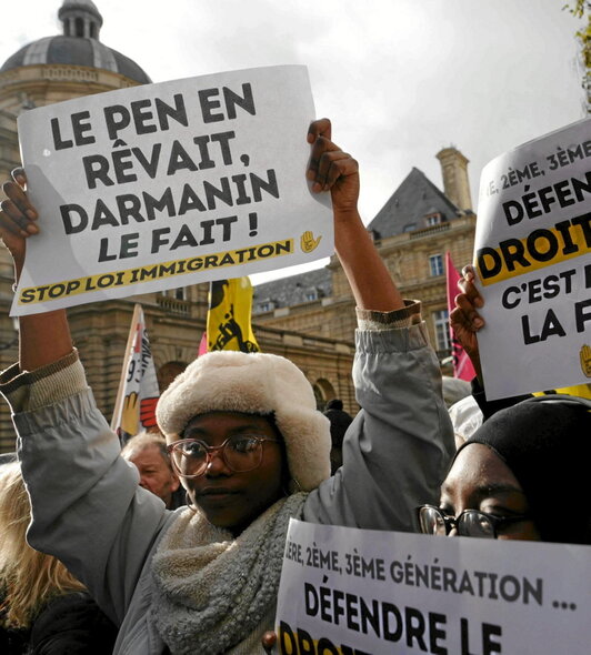 Militantes de asociaciones que trabajan en favor de las personas «sin papeles» se concentraron a las puertas del Senado para denunciar el proyecto Darmanin, que la mayoría senatorial de derecha aspira a endurecer.