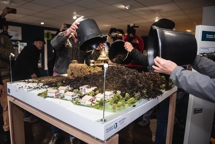 Bouygues konpainiak Angelun duen agentzian simaurra bota zute ekintzaileek.