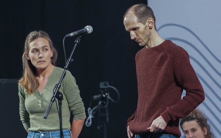 Nerea Ibarzabal eta Sustrai Colina, bertso txapelketa batean.