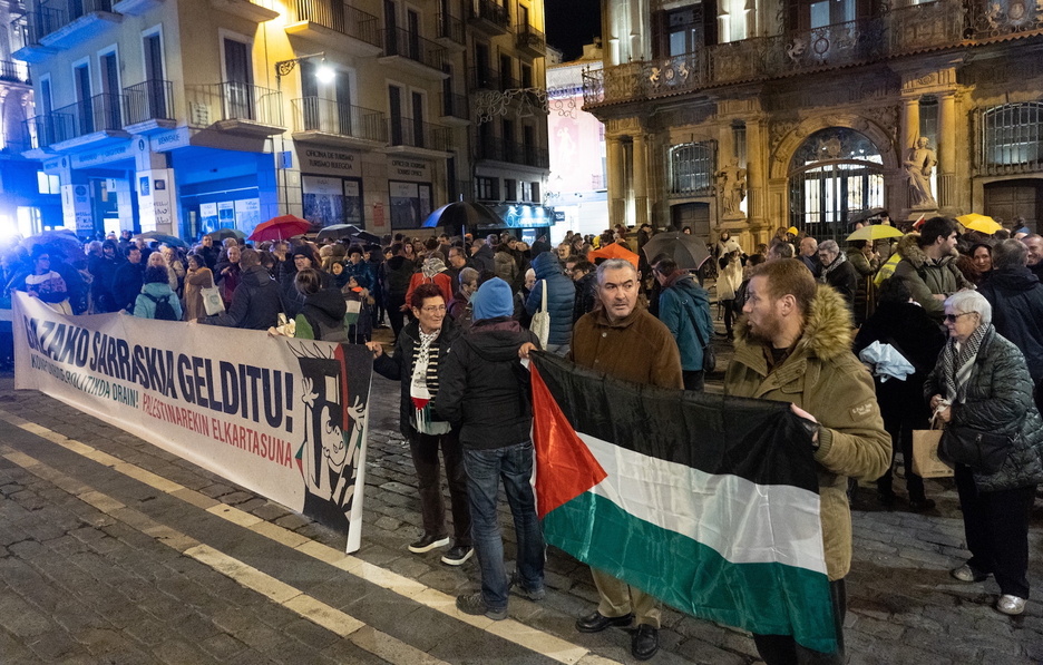 Protesta en la plaza consistorial de Iruñea. Protesta en la plaza consistorial de Iruñea.