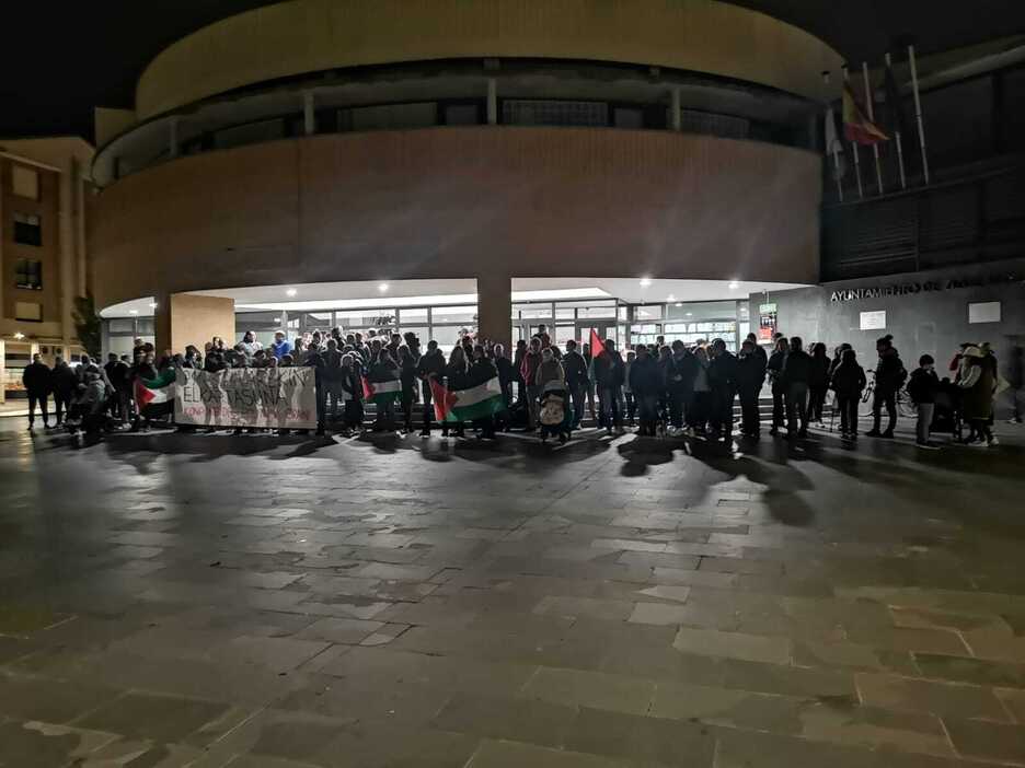 Frente al Ayuntamiento de Zizur Nagusia. Frente al Ayuntamiento de Zizur Nagusia.
