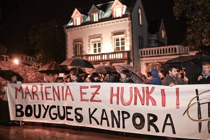 200 bat pertsonek elkarretaratzea egin zuten astearte iluntzean Kanbon, tartean goizean atxilotutako lagunak zeudela.