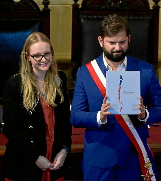 La presidenta del Consejo, la ultraderechista Beatriz Hevia, entregó el nuevo texto a Gabriel Boric.