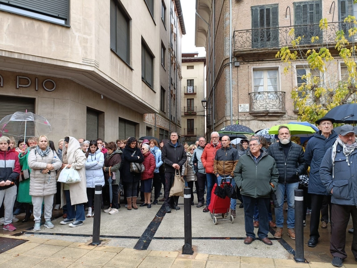 Concentración celebrada en Lizarra en señal de duelo. (EUROPA PRESS)