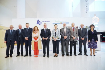 Urkullu junto a las personas que han drigido el Departamento de Salud desde los años 80.