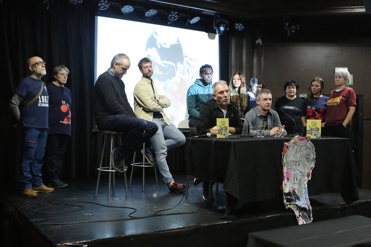 Jon Maiak lagun ugari izan ditu inguruan aurkezpenean ere, proiektua erabat kolektiboa delako.