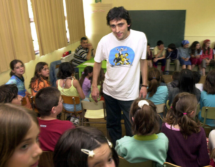 Aitor Sarasua Donibane Lohizuneko ikastolan 2002an.