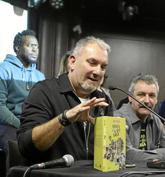 Jon Maiak Kafe Antzokian eman zion irteteko seinalea birari.