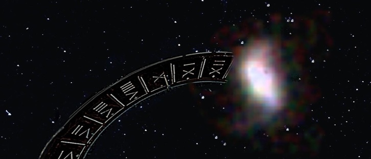  Representación artística en la que se ilustra la evolución en gigaaños de la galaxia detectada ceers-2112.
