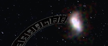  Representación artística en la que se ilustra la evolución en gigaaños de la galaxia detectada ceers-2112.