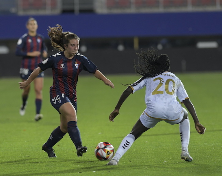 La jugadora del filial armero Ane Amutxastegi encara a Simon.