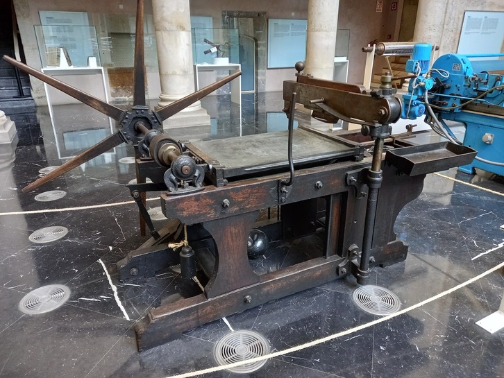 Museoan ikusgai dagoen torno bat.