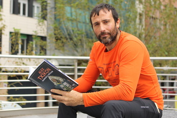 Alex Txikon, ‘Manaslu neguan’ liburuaren aurkezpenean, Bilbon.
