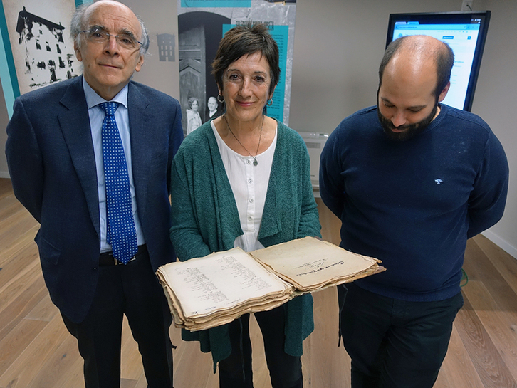 Andres Urrutia, Maite Atistegi eta Gorka Artola, erakusketaren aurkezpenean.