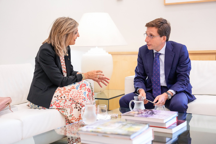 Ibarrola y Martínez Almeida, cerrando el acuerdo que menciona a la Congregación.