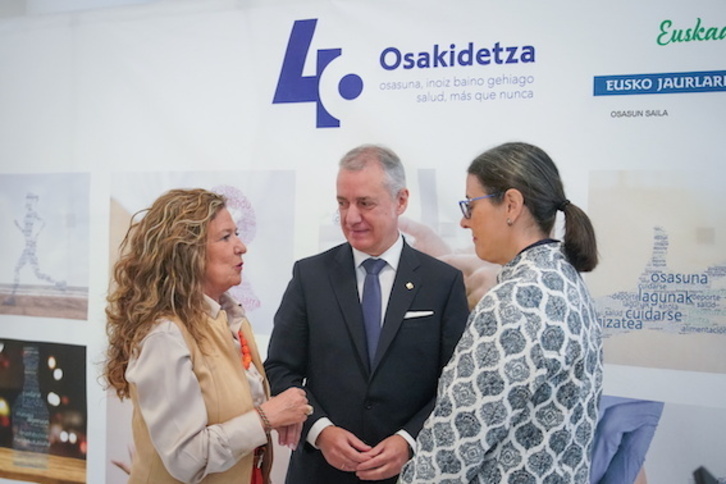 La consejera Gotzone Sagardui, el lehendakari, Iñigo Urkullu, y la directora de Osakidetza, María Rosa Pérez, en el acto del 40 aniversario.