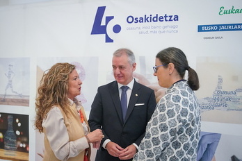 La consejera Gotzone Sagardui, el lehendakari, Iñigo Urkullu, y la directora de Osakidetza, María Rosa Pérez, en el acto del 40 aniversario.