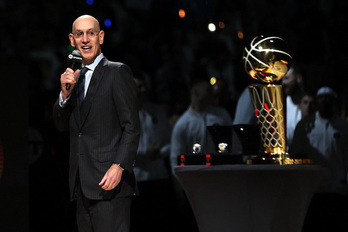 El Comisionado de la NBA, Adam Silver, con el premio Larry O'Brien al ganador de la pasa edición de la NBA.