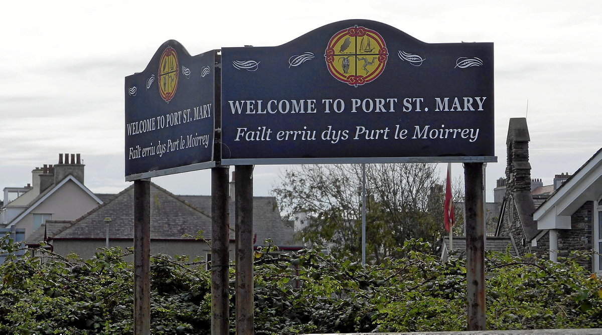 Port St. Mary hiriko ongietorri mezua, ingelesez eta manxeraz.
