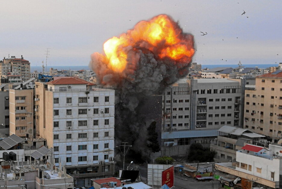 Eraikin bat sutan bonbardeketen ondorioz. Eraikin bat sutan bonbardeketen ondorioz.