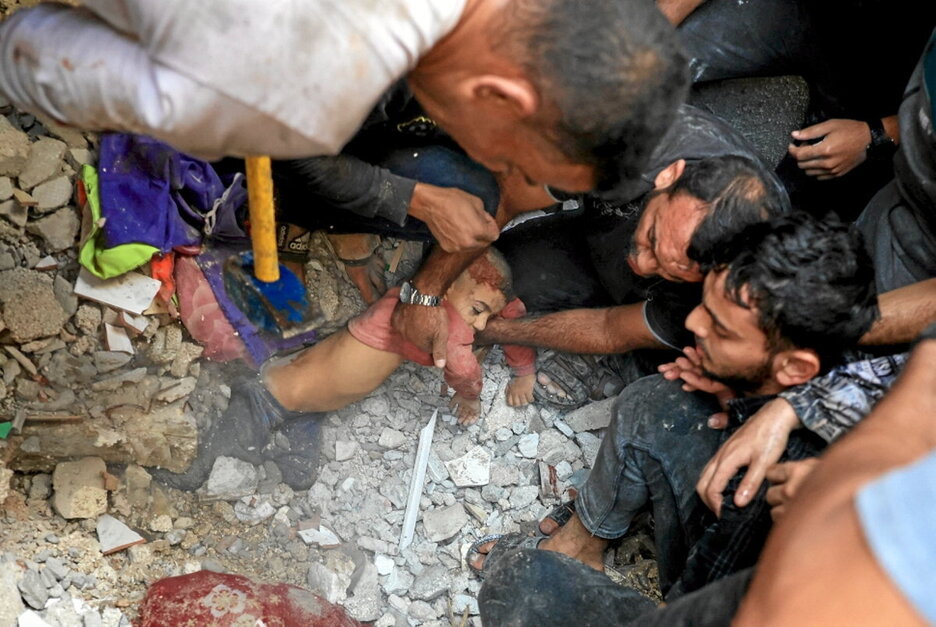 Haur baten bizitza salbatu nahian. Haur baten bizitza salbatu nahian.