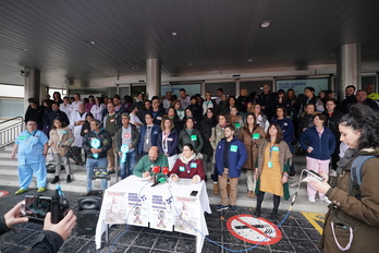 Concentración y rueda de prensa ofrecida este viernes en Txagorritxu.