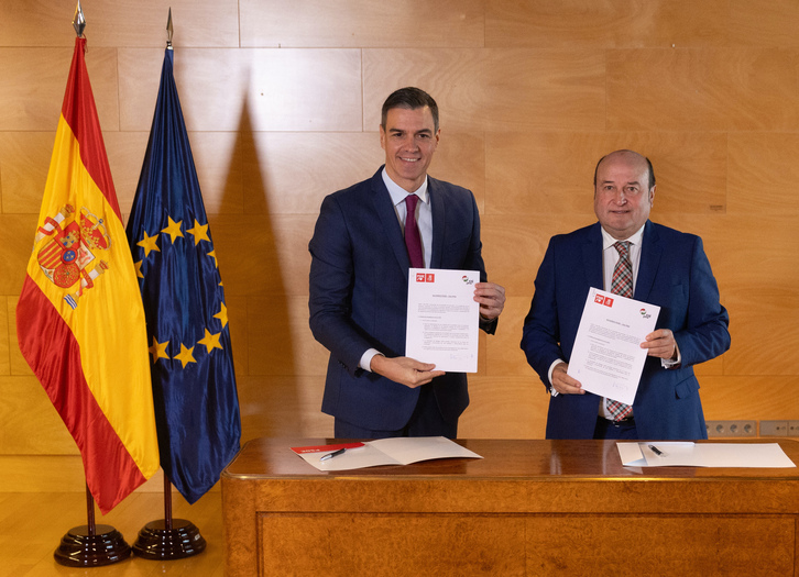 Sánchez y Ortuzar enseñan sus acuerdos en la firma realizada en Madrid.