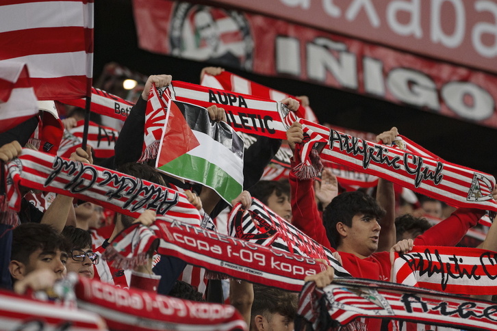 La grada de San Mamés durante el partido contra el Valencia.