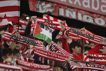 La grada de San Mamés durante el partido contra el Valencia.